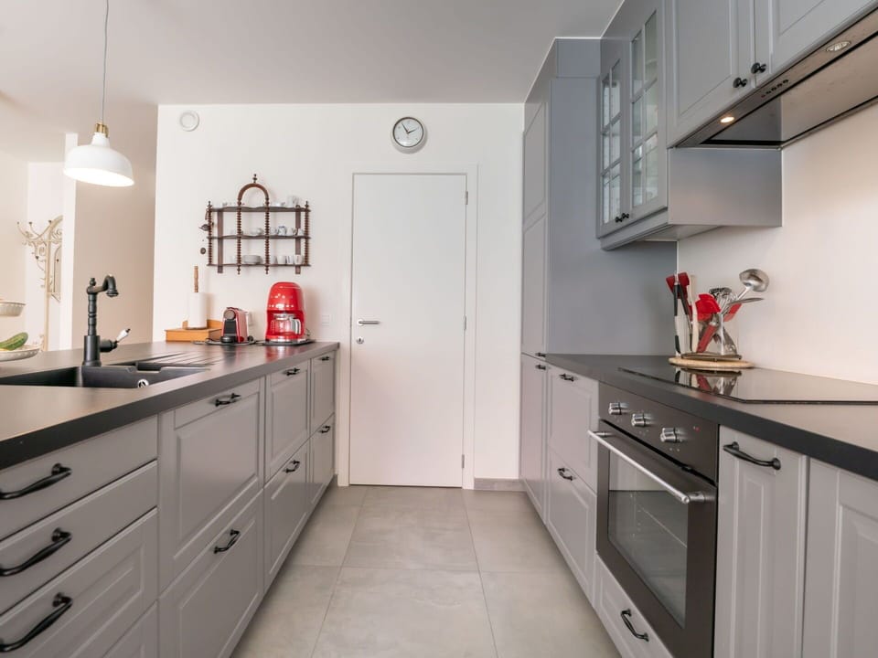 Cabinetry, Property, Countertop, Building, Lighting, Interior Design, Kitchen, Drawer, Wood