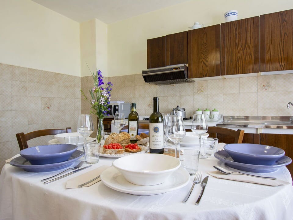 Tableware, Furniture, Table, Property, Dishware, Bottle, Cabinetry, Drinkware, Plate, Textile