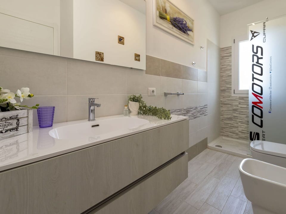 Tap, Cabinetry, Plumbing Fixture, Plant, Sink, Countertop, Interior Design, Architecture, Bathtub, Bathroom