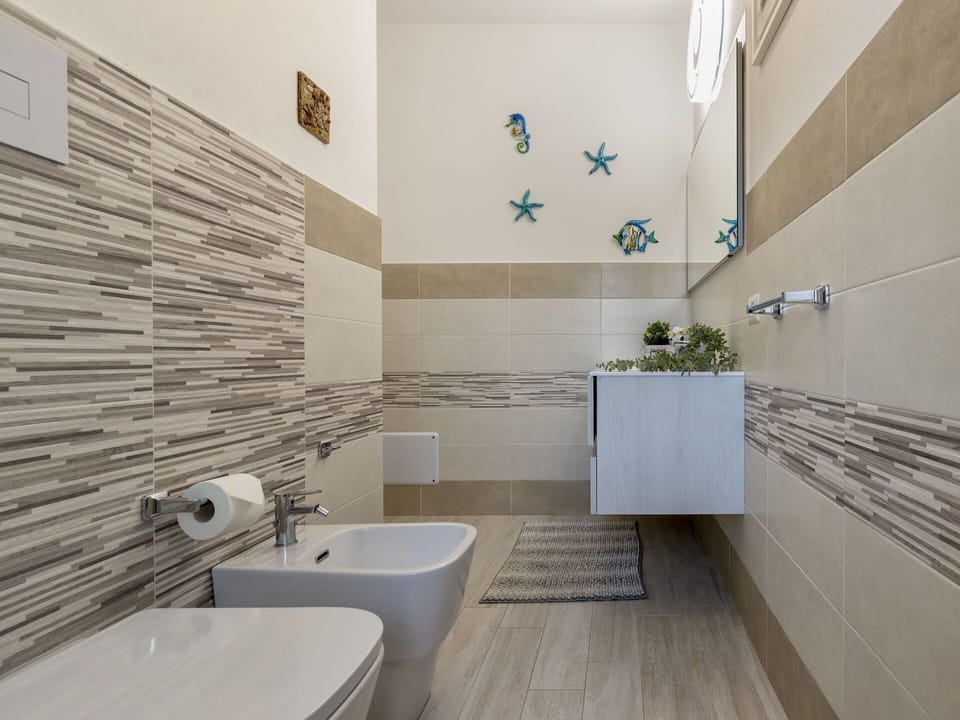 Property, Tap, Sink, Plumbing Fixture, Interior Design, Building, Wood, Flooring, Floor, Plant