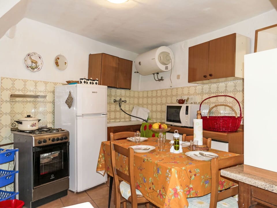 Cabinetry, Property, Countertop, Kitchen Stove, Kitchen, Interior Design, Wood, Kitchen Appliance, Floor, Flooring