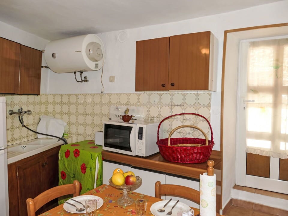 Cabinetry, Countertop, Furniture, Property, Table, Window, Sink, Kitchen, Kitchen Appliance, Wood