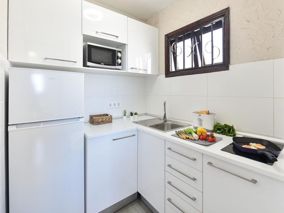 Cabinetry, Property, Building, Countertop, Kitchen Appliance, Kitchen Stove, Kitchen, Window, Kitchen Sink, Interior Design