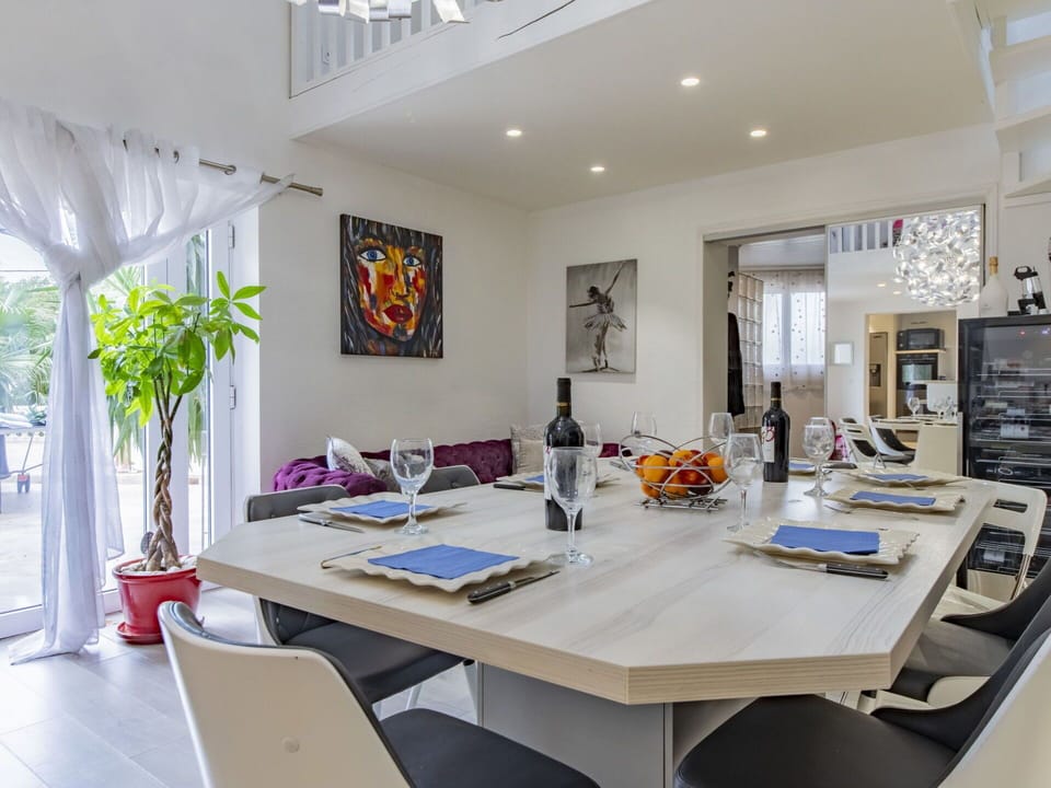 Table, Property, Building, Furniture, Chair, Interior Design, Desk, Architecture, House, Plant