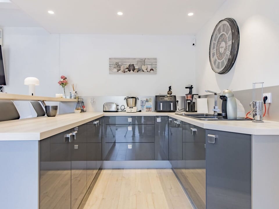 Cabinetry, Countertop, Property, Kitchen Sink, Sink, Tap, Product, Kitchen, Wood, Picture Frame