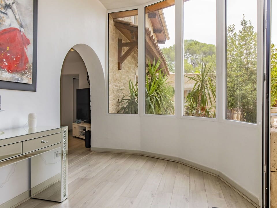 Property, Wood, Building, Interior Design, Architecture, Flooring, Floor, Shade, Cabinetry