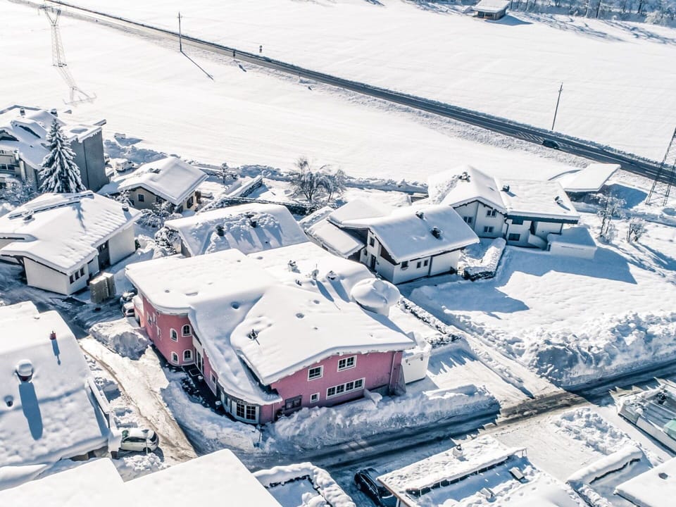 Building, Snow, House, Mode Of Transport, Freezing, Urban Design, Residential Area, Neighbourhood, Landscape, Slope