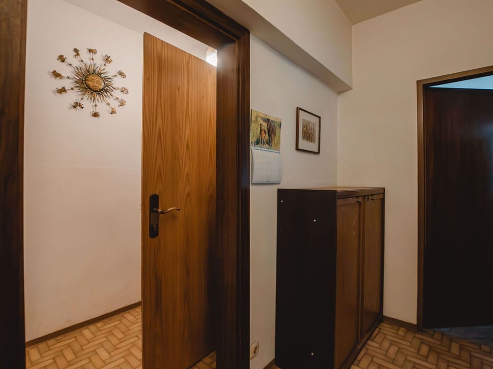 Wall, Flooring, Wood, Floor, Door, Interior Design, Home Door, Brown, Wood Flooring, Hardwood