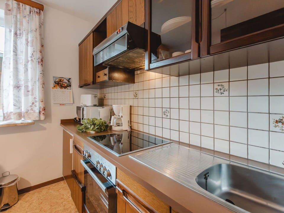 Kitchen Sink, Cabinetry, Countertop, Property, Sink, Window, Tap, Kitchen, Plumbing Fixture, Wood