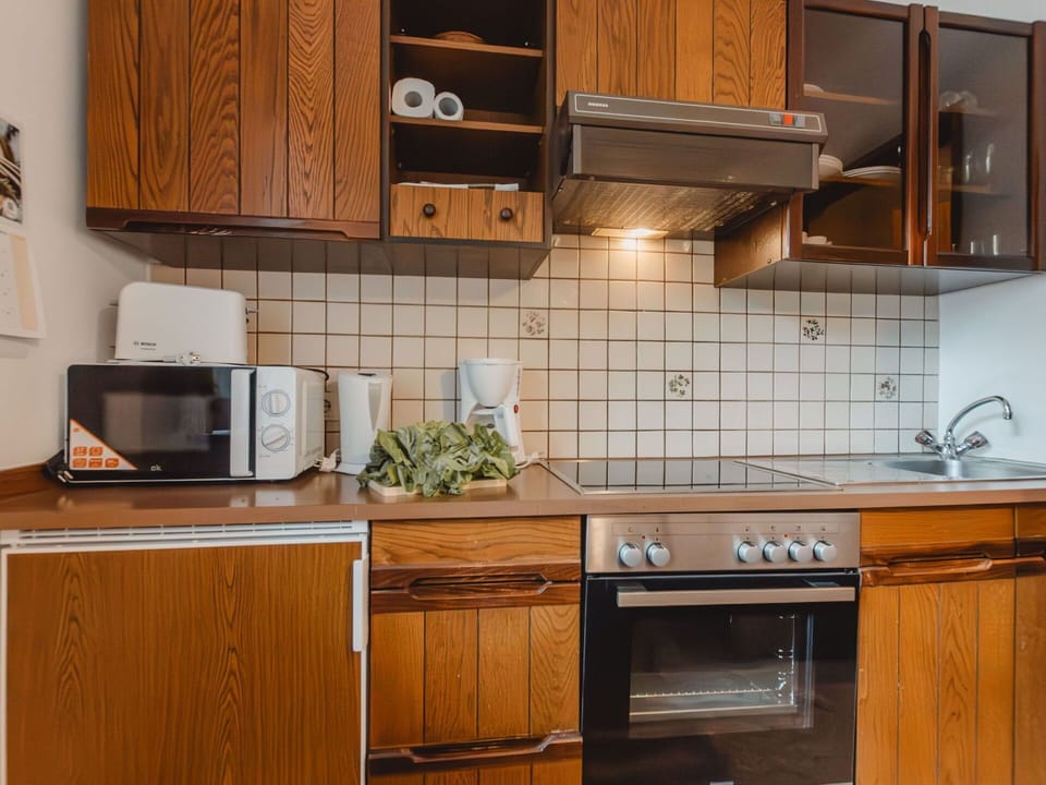 Brown, Cabinetry, Countertop, Property, Furniture, Kitchen Appliance, Building, Kitchen Stove, Kitchen, Wood