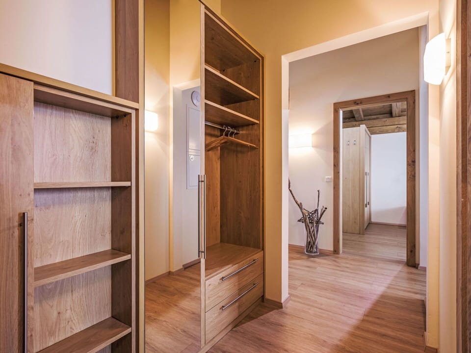 Flooring, Floor, Wood Flooring, Wood, Interior Design, Ceiling, Laminate Flooring, Furniture, Lighting, Room