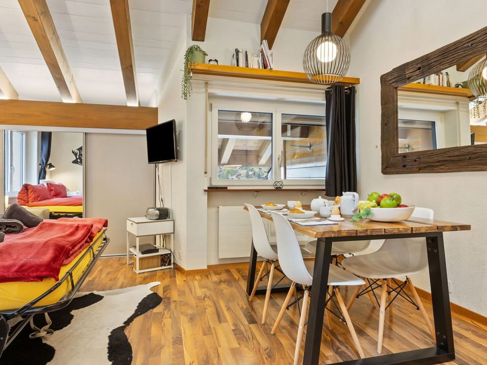 Table, Furniture, Property, Wood, Couch, Living Room, Mirror, Building, Flooring, Floor