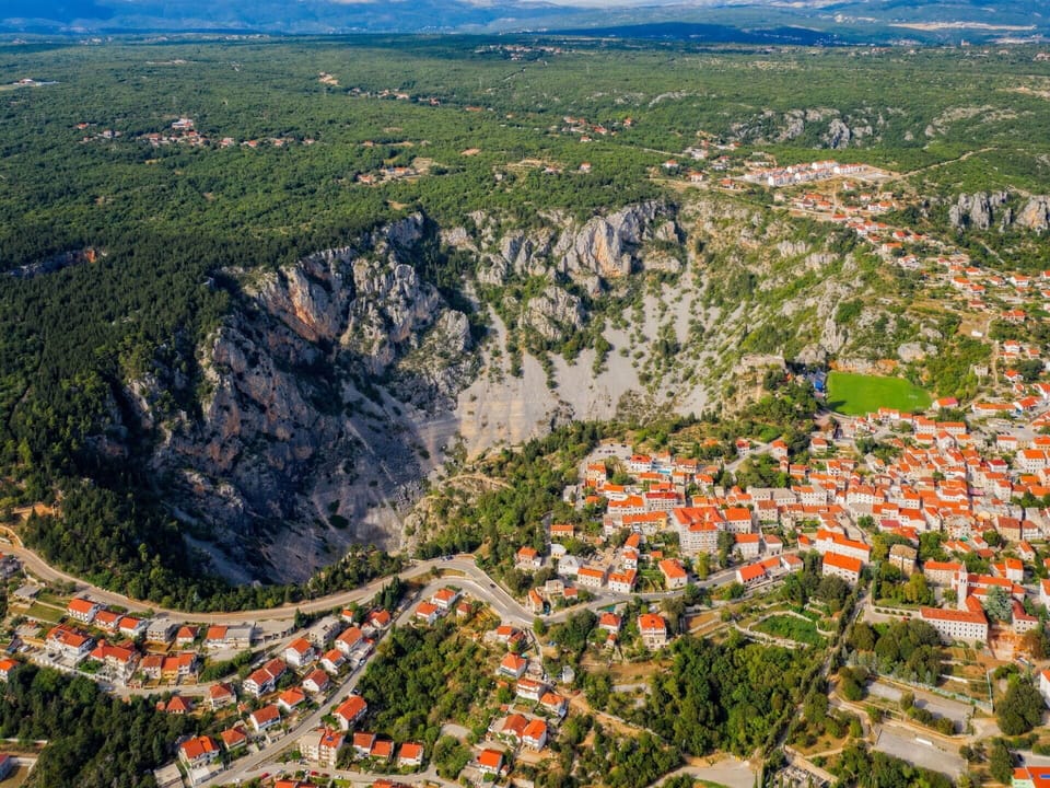 Ecoregion, Natural Landscape, Plant, Mountain, Building, Vegetation, Biome, Urban Design, Terrain, Landscape