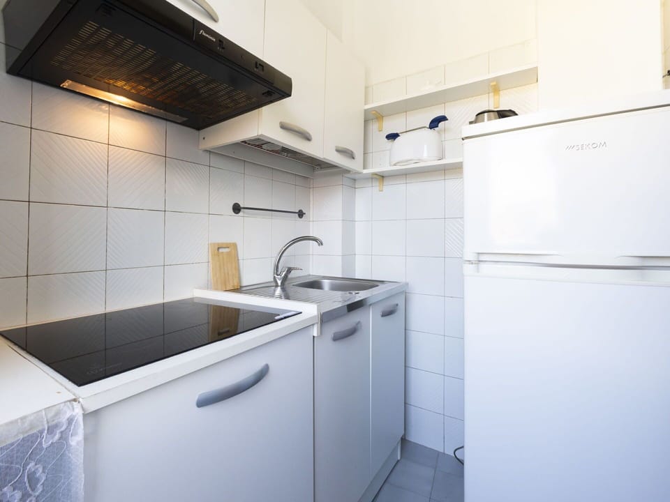 Property, Kitchen Sink, Sink, Building, Tap, Cabinetry, House, Floor, Kitchen, Material Property