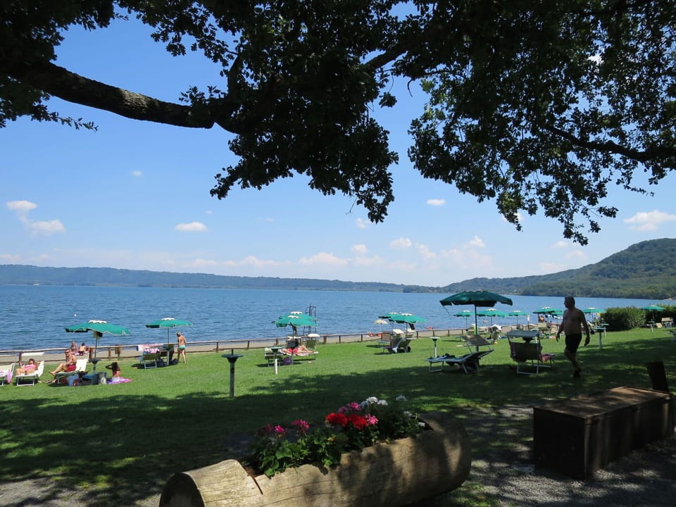 Body Of Water, Summer, Recreation, Coastal And Oceanic Landforms, Leisure, Coast, Sea, Outdoor Furniture, Vacation, Lake