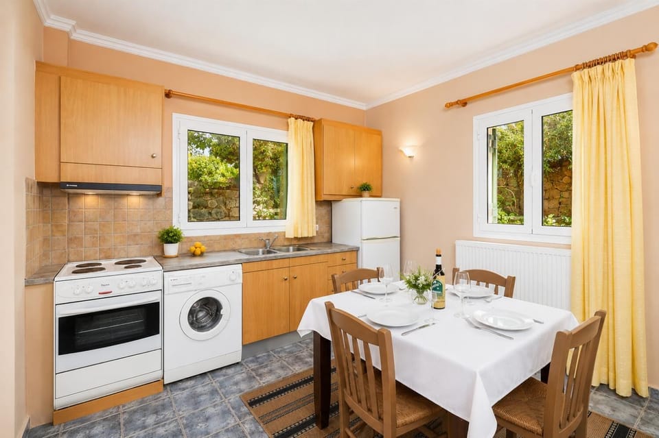 Downstairs apartment: equipped kitchen with dining area