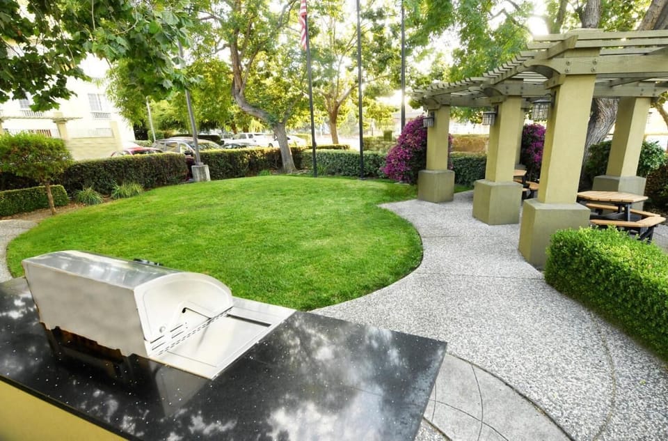 Lush garden, enjoy the scenery