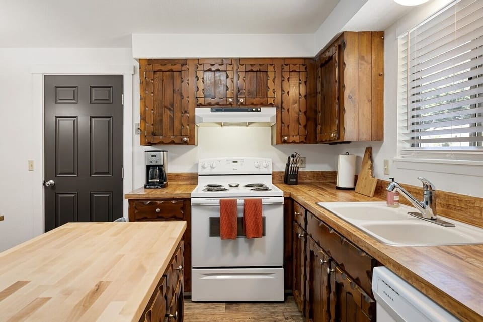 Full kitchen