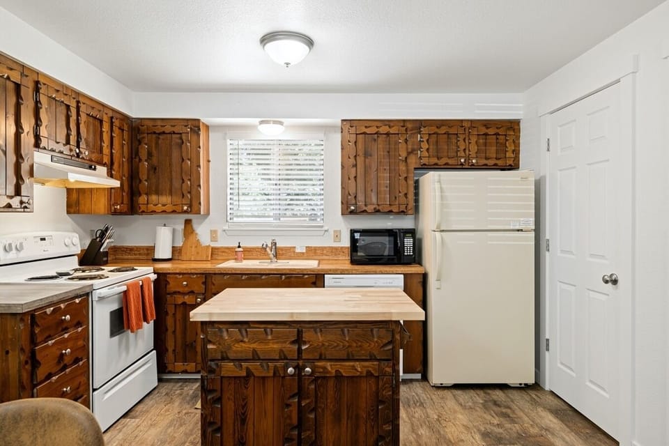 Full kitchen