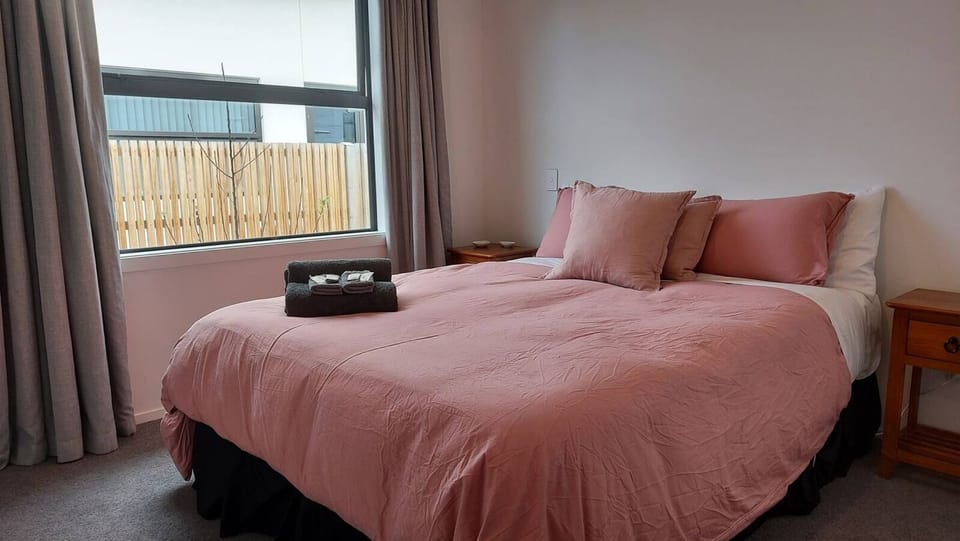 Bedroom (Queen bed)