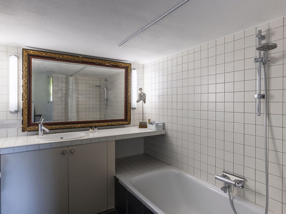 Mirror, Plumbing Fixture, Tap, Sink, Bathroom Cabinet, Bathroom, Building, Interior Design, Bathtub, Architecture