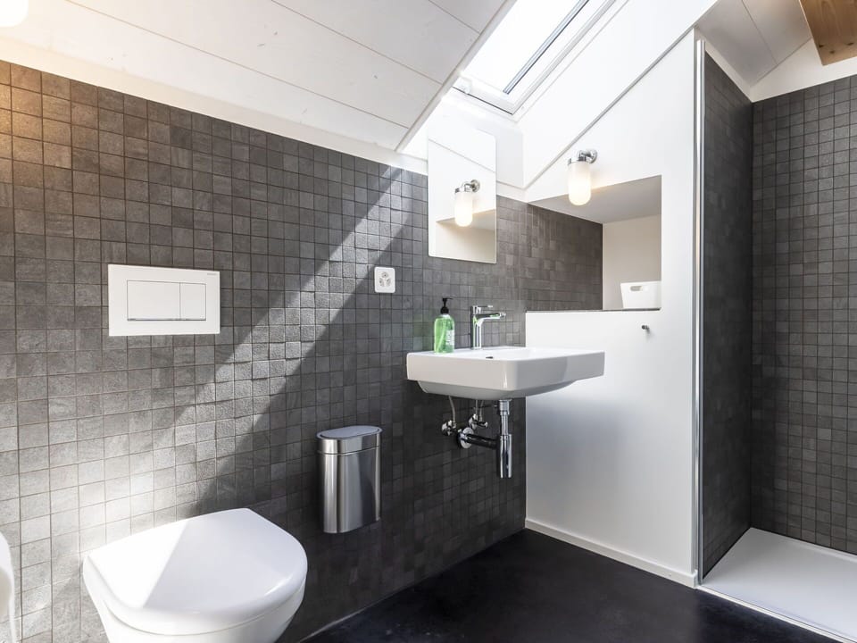 Mirror, Tap, Plumbing Fixture, Sink, Property, Building, Bathroom, Bathroom Sink, Purple