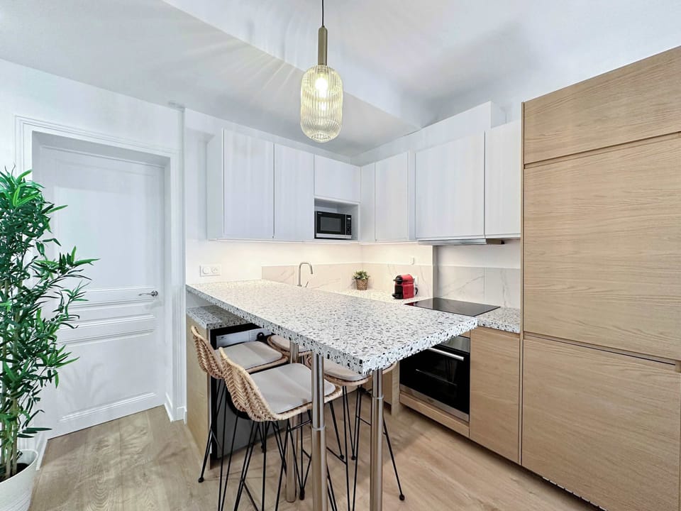 Well equipped kitchen with washing machine and amenities