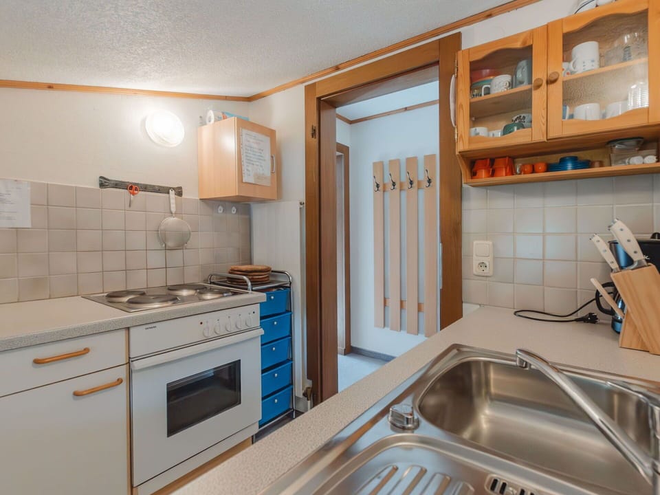 Kitchen Sink, Cabinetry, Tap, Property, Countertop, Sink, Plumbing Fixture, Kitchen, Building, Wood