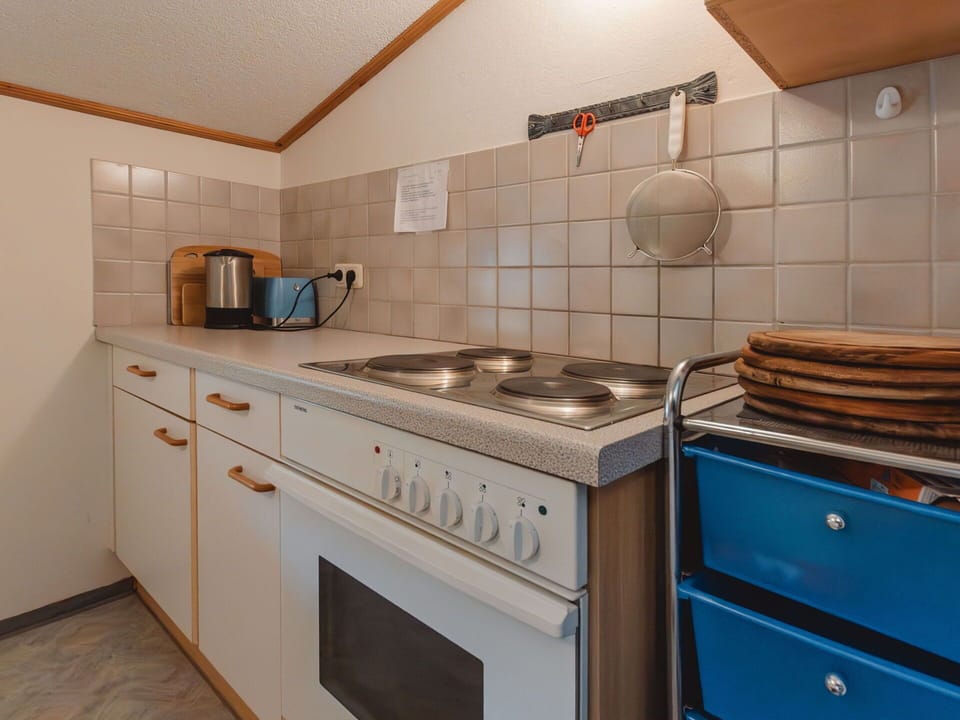 Cabinetry, Property, Countertop, Cooktop, Kitchen Stove, Gas Stove, Kitchen Appliance, Interior Design, Wood, Lighting