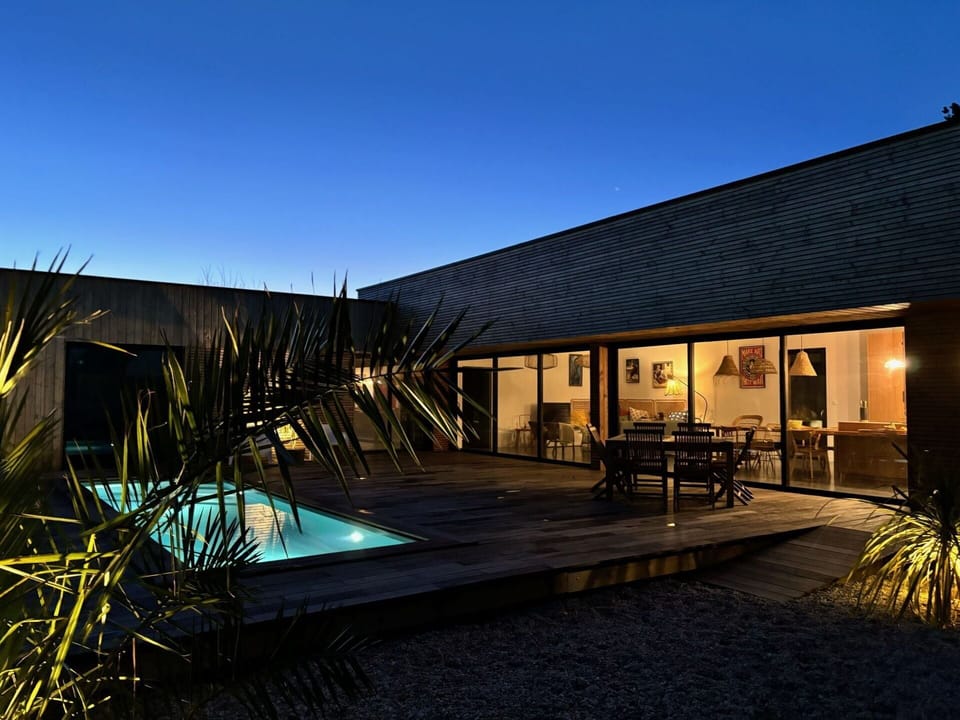 Sky, Plant, Shade, Water, Building, Window, Landscape, Residential Area, Leisure, Swimming Pool