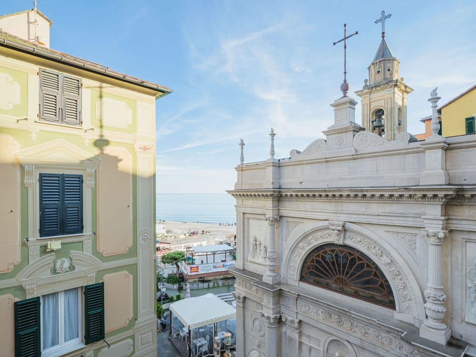 Plant, Water, Building, Property, Nature, Azure, Tree, Window, Swimming Pool, Land Lot