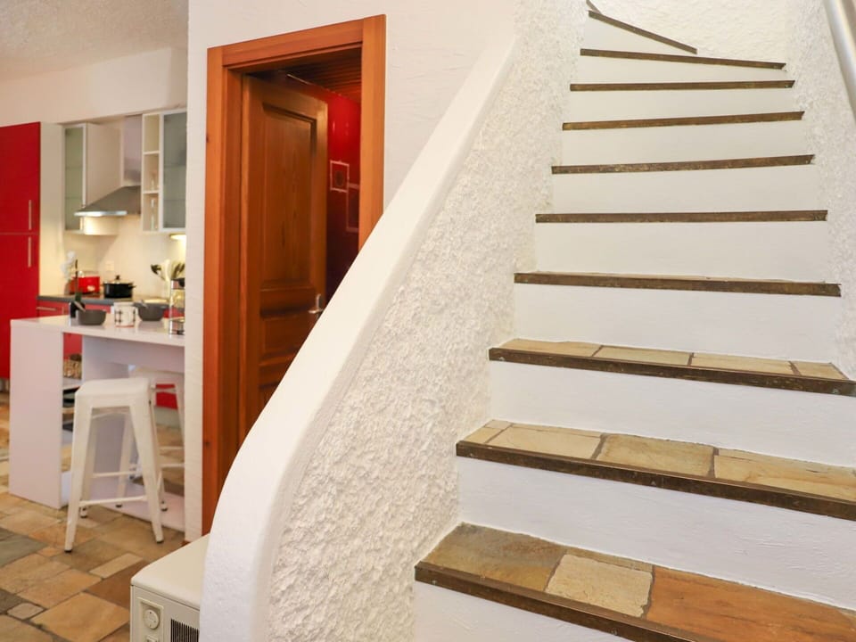Property, Building, Wood, Stairs, Interior Design, Flooring, Floor, Beige, Wood Stain, Paint