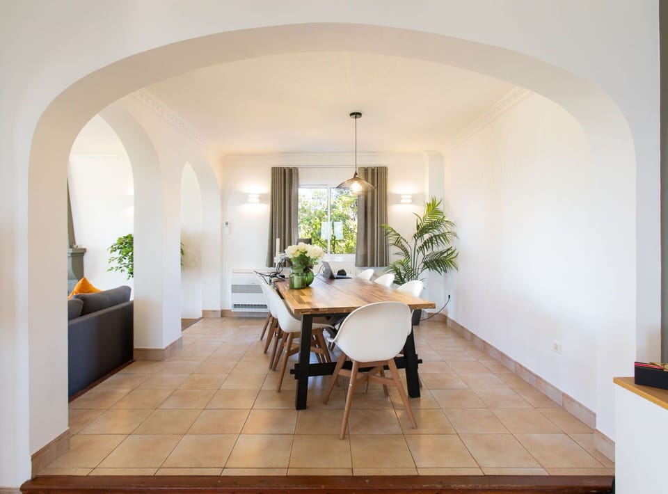 Furniture, Plant, Table, Houseplant, Building, Interior Design, Wood, Flooring, Floor, Hall