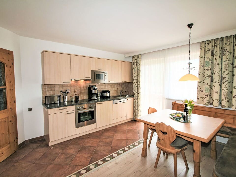 Table, Furniture, Plant, Houseplant, Wood, Cabinetry, Interior Design, Lighting, Flooring, Building