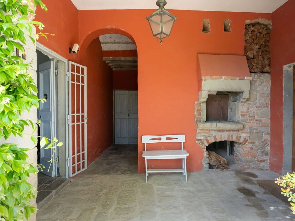 Plant, Property, Building, Wood, Orange, Interior Design, Brick, Brickwork, Window