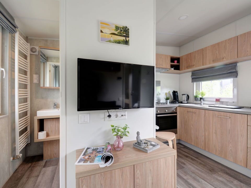 Cabinetry, Furniture, Property, Countertop, Wood, Interior Design, Flooring, Floor, Home Appliance, Wood Stain