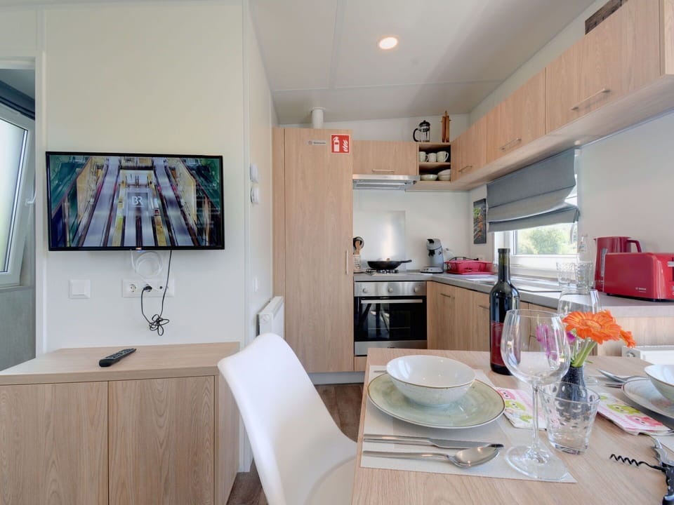Property, Furniture, Table, Cabinetry, Interior Design, Wood, Tableware, Countertop, Flooring, Floor