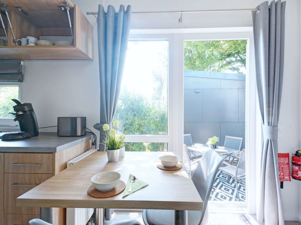 Table, Property, Furniture, Building, Window, Plant, Interior Design, Curtain, Floor