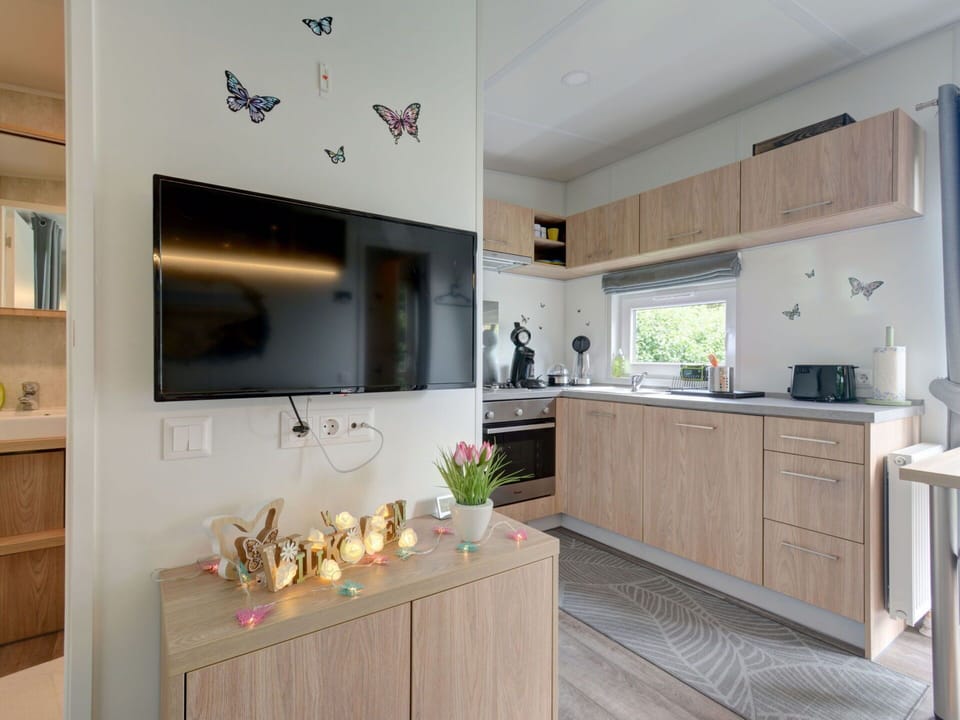 Countertop, Cabinetry, Property, Tap, Kitchen, Wood, Lighting, Interior Design, Building, Flooring