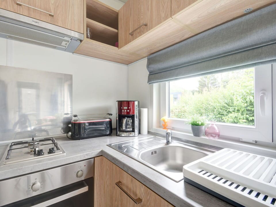 Cabinetry, Kitchen Sink, Sink, Countertop, Tap, Property, Building, Window, Plumbing Fixture, Kitchen