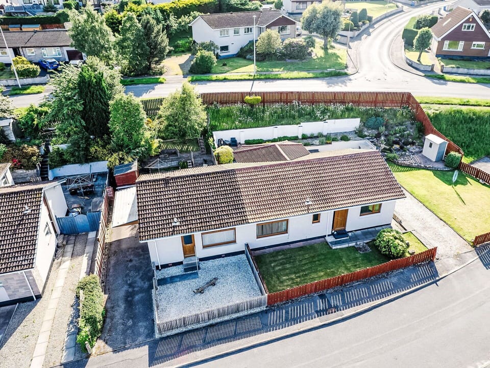 Plant, Property, Building, Tree, Urban Design, Land Lot, Architecture, Neighbourhood, Residential Area, House