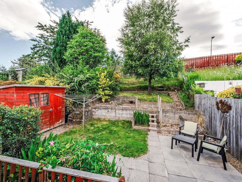 Plant, Cloud, Sky, Green, Building, Natural Landscape, Land Lot, Outdoor Bench, Grass, Tree