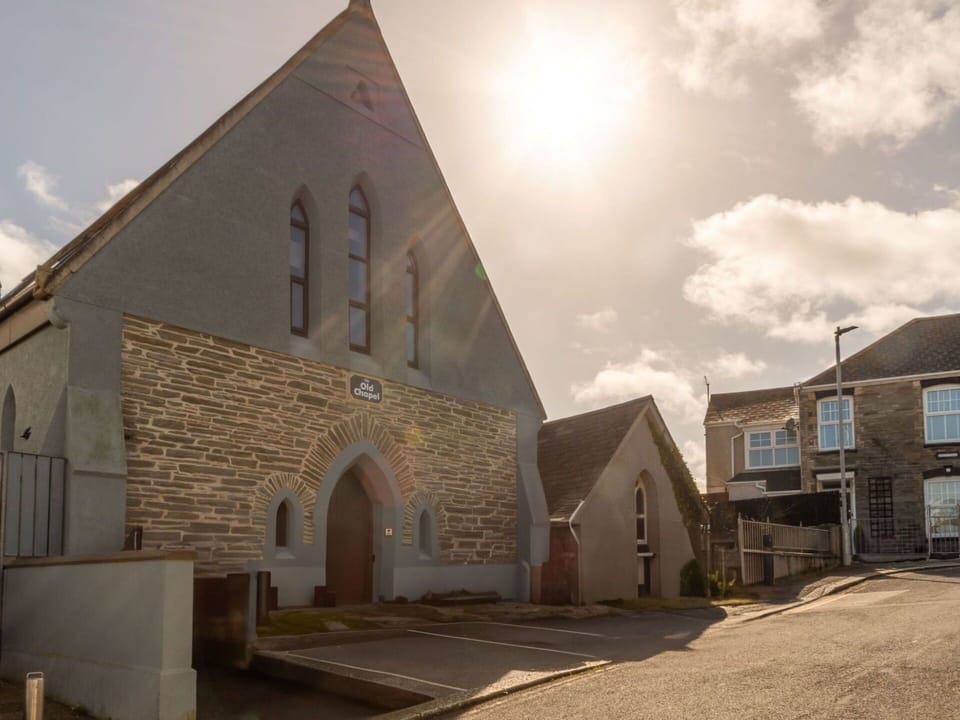 Sky, Building, Window, Urban Design, Residential Area, Condominium, Real Estate, Facade, Tower Block, City