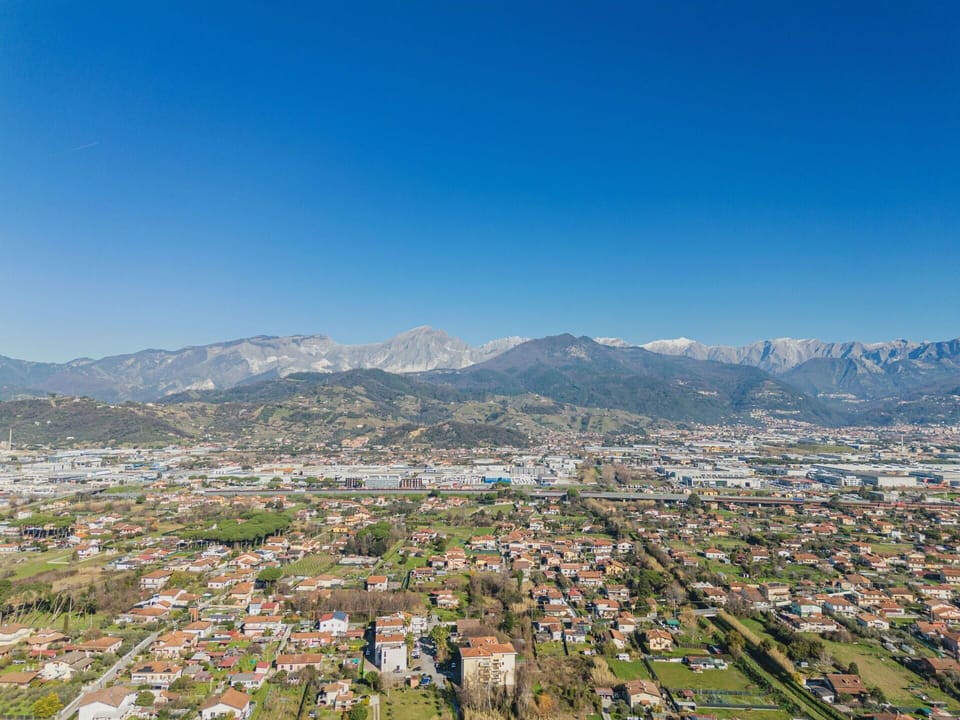 Mountain, Mountainous Landforms, Daytime, Hill, Mountain Range, Residential Area, Urban Area, Horizon, Highland, Town