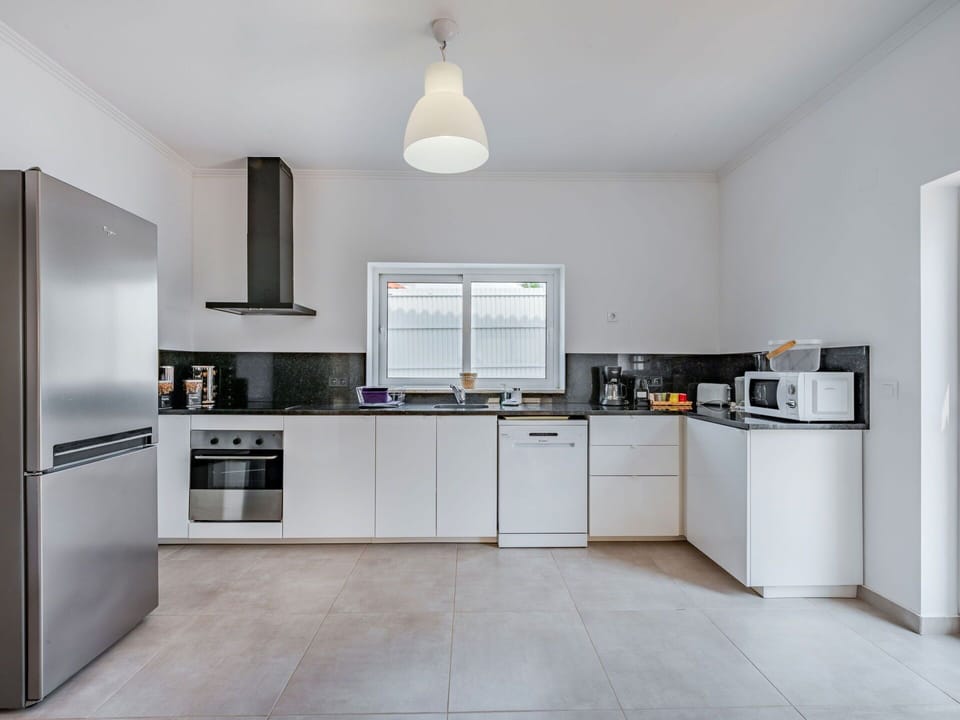 Kitchen Appliance, Kitchen, Major Appliance, Interior Design, Flooring, Countertop, Home Appliance, Floor, Ceiling, Cabinetry