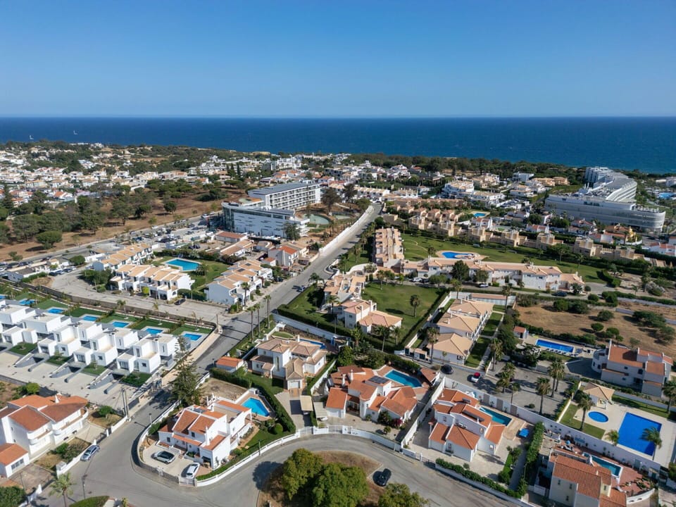Residential Area, Urban Design, Bird'S-Eye View, Aerial Photography, Human Settlement, Sea, Coast, Suburb, Ocean, Estate