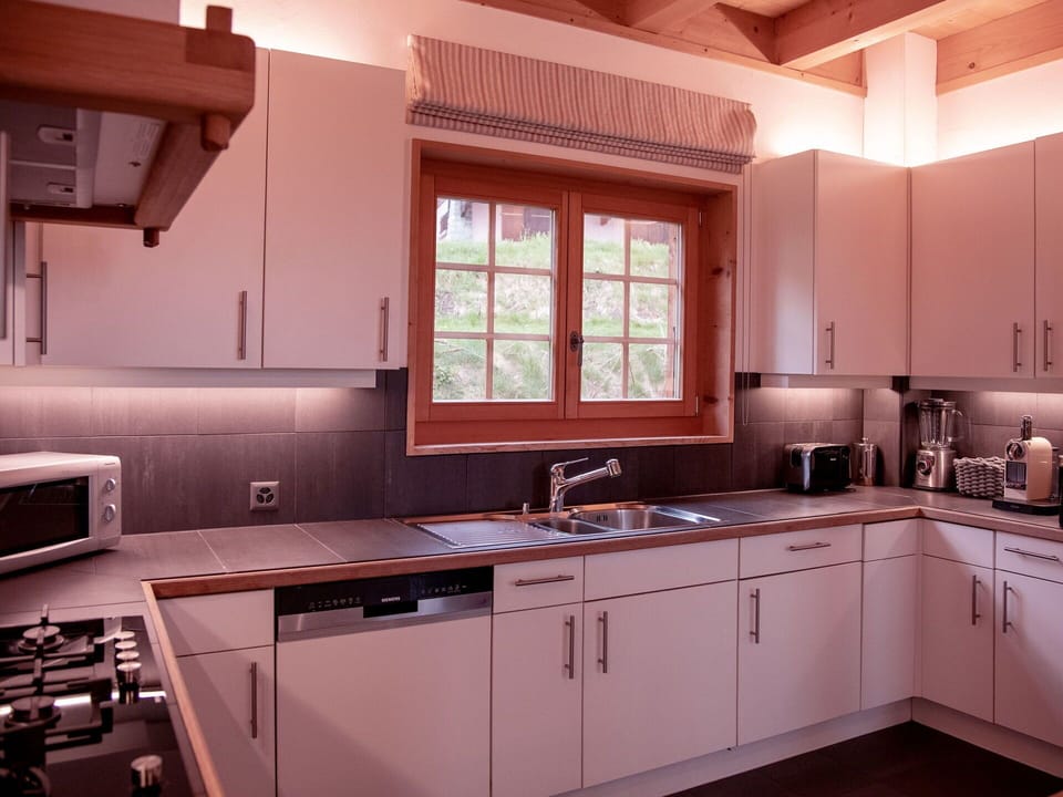 Countertop, Cabinetry, Kitchen Sink, Sink, Tap, Property, Furniture, White, Building, Kitchen