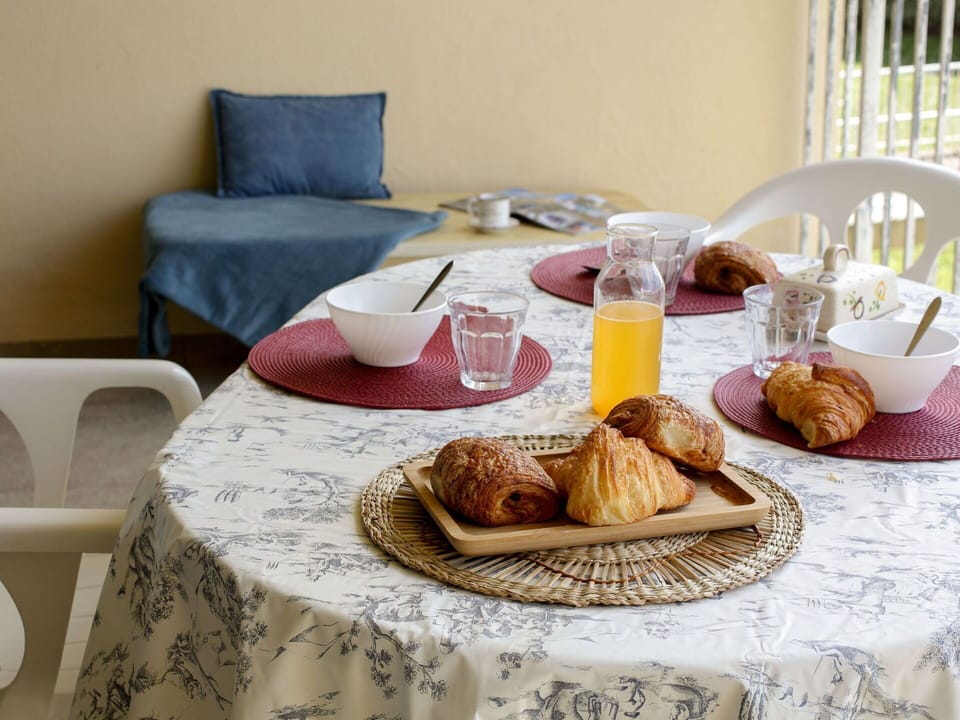 Food, Table, Tableware, Furniture, Comfort, Ingredient, Interior Design, Tablecloth, Plate, Window