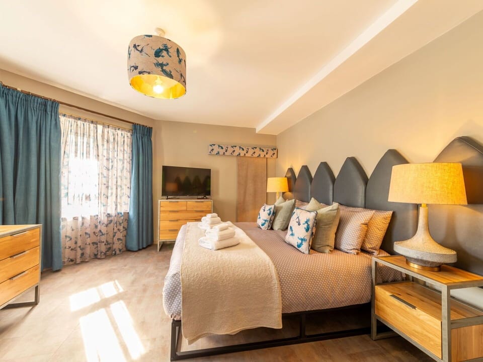 Car, Cloud, Sky, Vehicle, Wheel, Plant, Motor Vehicle, Infrastructure, Arecales