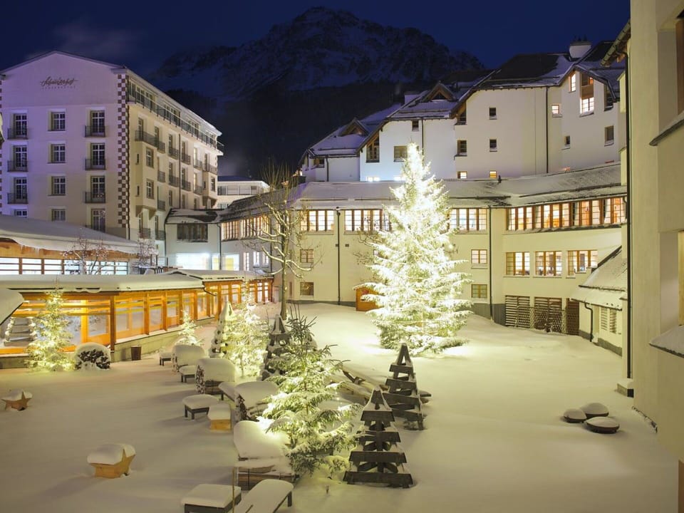 Building, Window, Plant, World, Snow, Tree, Lighting, Architecture, Sky